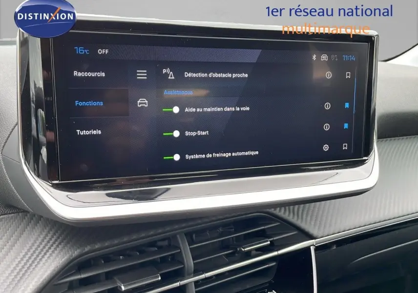 Écran tactile central affichant les aides à la conduite dans l'habitacle d'une Peugeot 208 noire 2024.