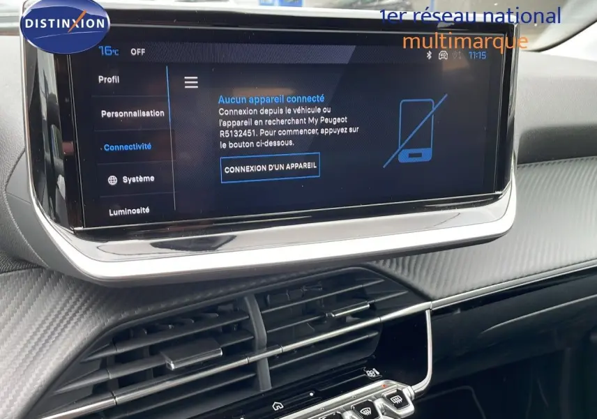 Écran tactile central affichant la connectivité dans l'habitacle moderne d'une Peugeot 208 noire 2024.