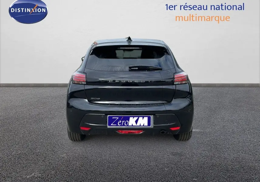Vue arrière d'une Peugeot 208 noire perla metal de 2024 avec feux LED et plaque d'immatriculation Zero KM visible.