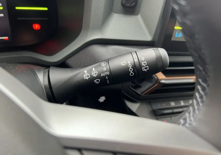 Gros plan sur la commande d’essuie-glace du tableau de bord du Dacia Duster 2025, finition Extreme Cold Tech.