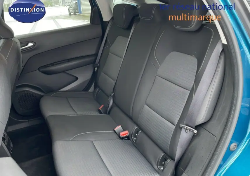 Vue intérieure côté droit montrant la banquette arrière noire du Renault Arkana bleu Zanzibar 2025 avec ceinture de sécurité.