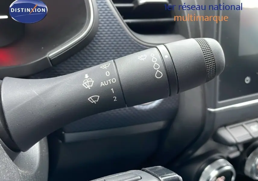 Gros plan sur la commande d’essuie-glace du Renault Arkana 2025, intérieur noir avec détails texturés.