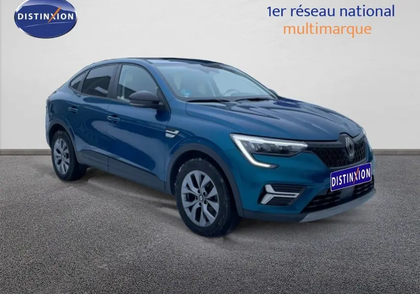 Renault Arkana bleu Zanzibar métal en 3/4 avant droit, SUV compact avec calandre noire et feux LED distinctifs.