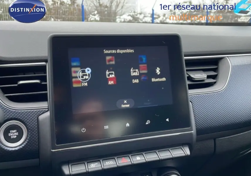 Écran tactile central du tableau de bord de la Renault Arkana 2025, affichant les sources audio disponibles.