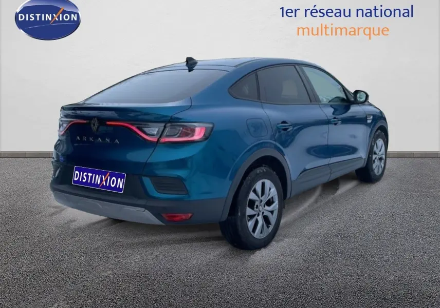 Vue 3/4 arrière droite d'une Renault Arkana 2025 bleu Zanzibar métal avec feux arrière LED et jantes alliage.