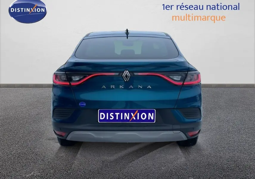 Vue arrière d’une Renault Arkana bleu Zanzibar métal 2025 avec feux LED et logo central lumineux.