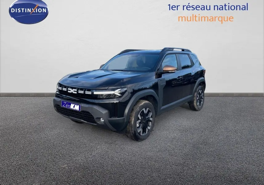 Dacia Duster 1.2 TCE 130ch Extreme 4x4 noir métal en 3/4 avant droit avec jantes noires et coques de rétroviseur bronze.