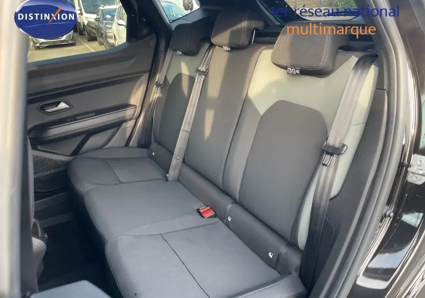 Vue intérieure côté droit sur la banquette arrière en tissu noir et gris du Dacia Duster 2024 noir métal.