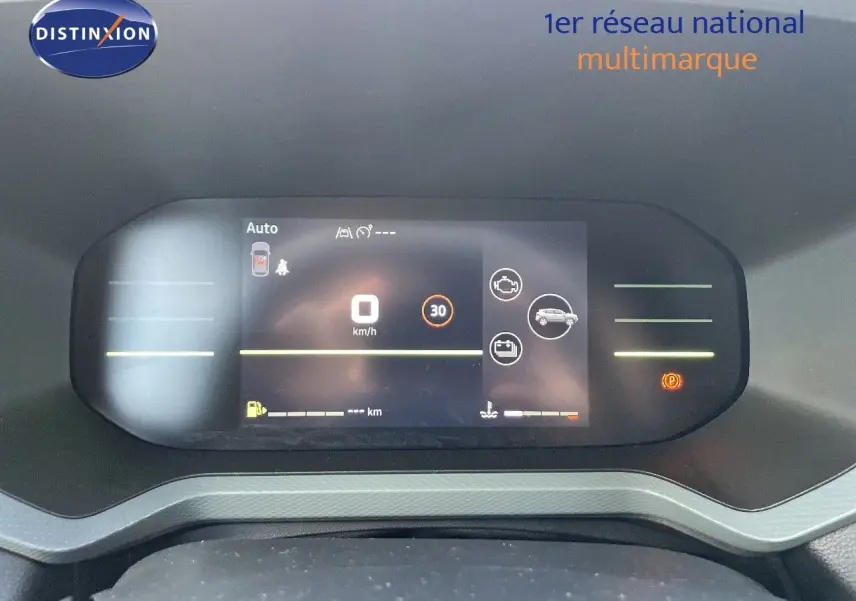 Tableau de bord numérique du Dacia Duster 2024, affichage central avec vitesse à 0 km/h et alertes visibles.