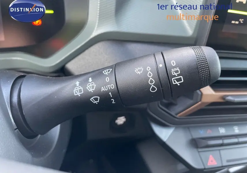 Gros plan sur la commande des essuie-glaces du tableau de bord du Dacia Duster noir métal 2024.