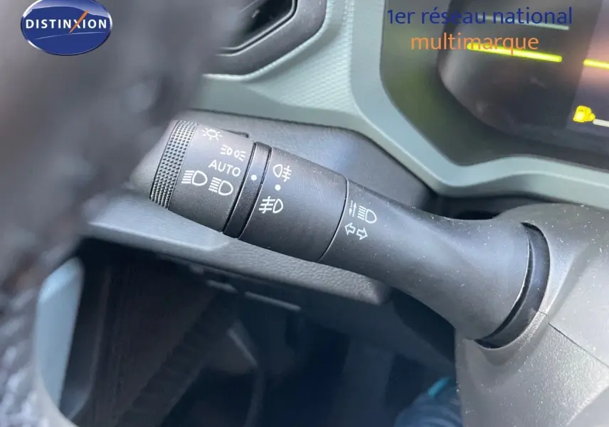 Le commodo d'éclairage du tableau de bord du Dacia Duster 2024 noir métal, vue intérieure côté gauche.