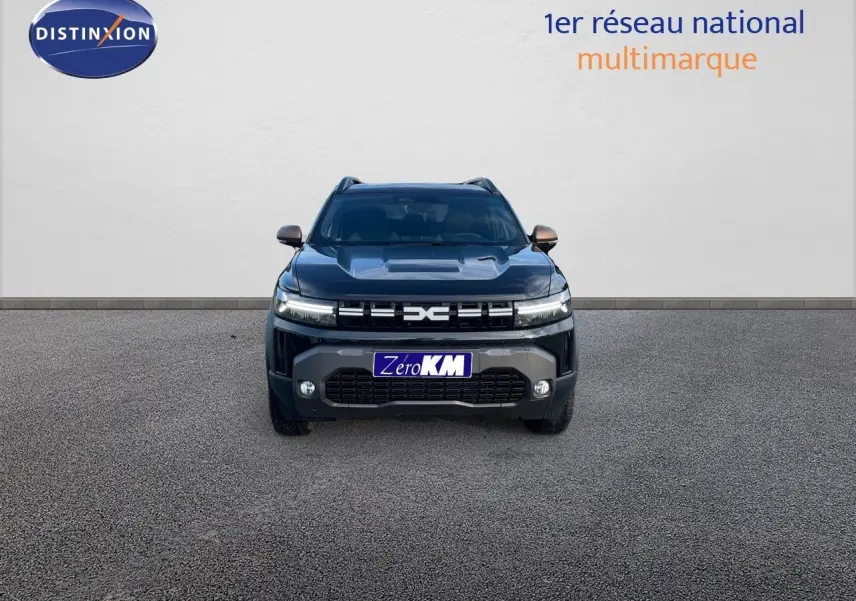 Vue frontale du Dacia Duster 2024 noir métal, mettant en valeur sa calandre moderne et ses phares LED distinctifs.