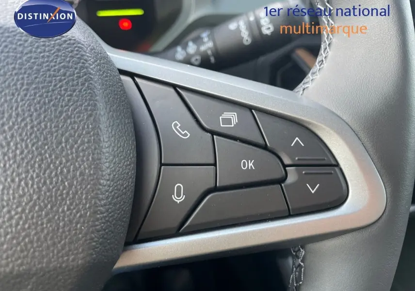 Détail des commandes au volant côté gauche du Dacia Duster noir métal 2024, version 1.2 TCE 130CH EXTREME 4X4.