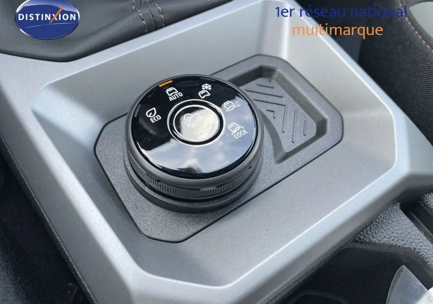 Sélecteur de modes de conduite noir sur console centrale grise du Dacia Duster 2024 noir métal en intérieur.