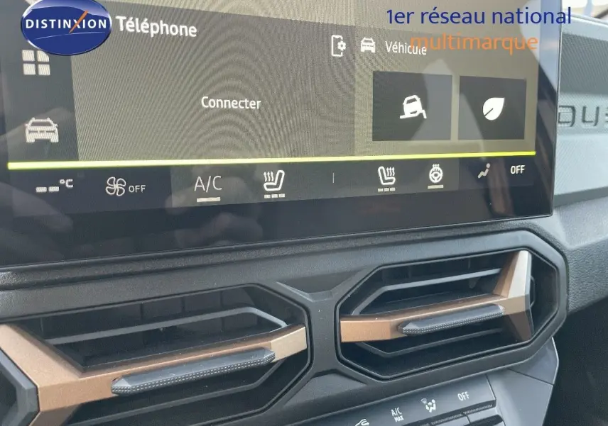 Vue rapprochée du tableau de bord du Dacia Duster 2024, mettant en valeur l'écran tactile et les aérateurs hexagonaux.