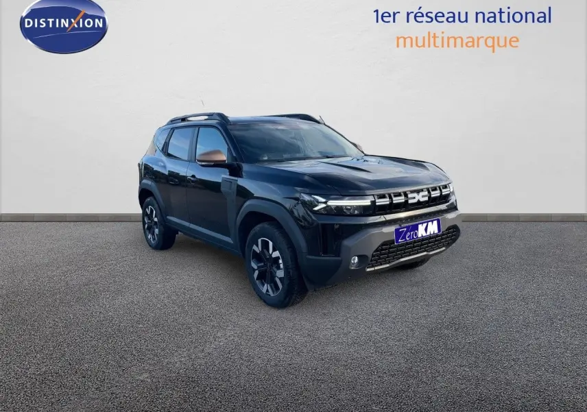 SUV Dacia Duster 2024 noir métal en 3/4 avant droit avec jantes bi-ton et détails chromés sur rétro