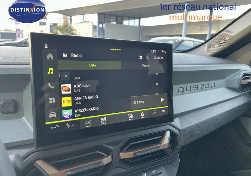 Vue rapprochée de l'écran tactile et tableau de bord gris du Dacia Duster 2024 noir métal, mettant en valeur l'interface multimédia.