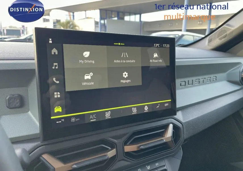 Tableau de bord du Dacia Duster 2024 noir métal, vue intérieure centrée sur l'écran tactile et la console centrale.