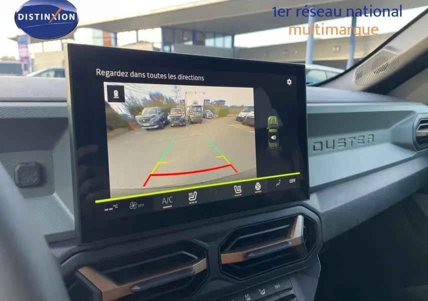 Vue intérieure du tableau de bord du Dacia Duster 2024 noir métal, écran tactile affichant la caméra de recul.