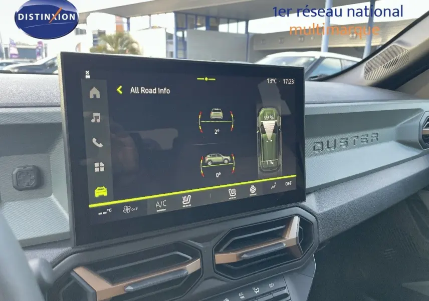 Vue intérieure du tableau de bord du Dacia Duster 2024, écran tactile affichant les informations de conduite, finition noire.