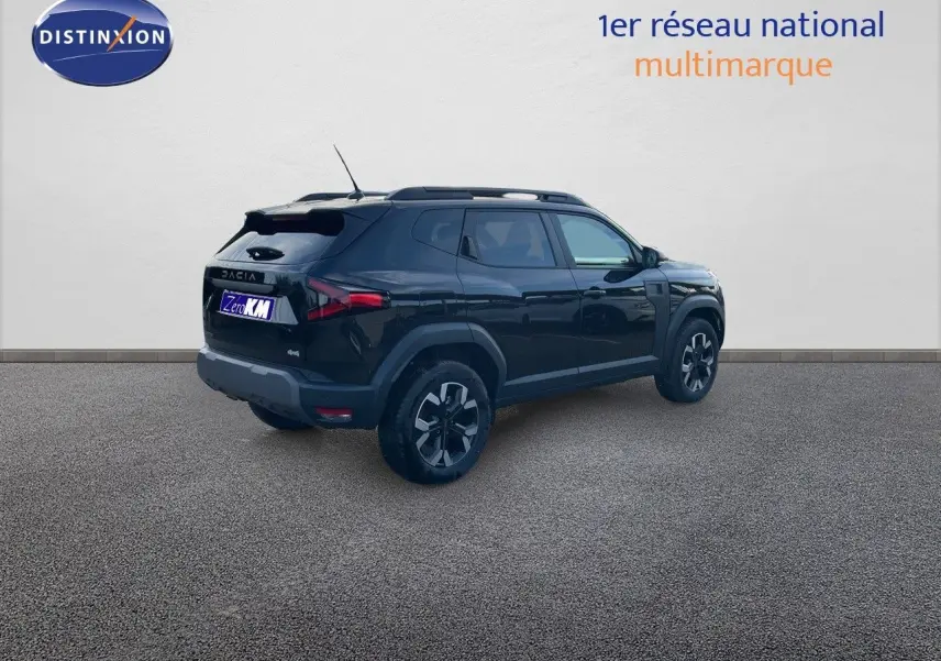 Vue 3/4 arrière droite du Dacia Duster noir métal 2024 avec jantes bi-ton et toit ouvrant visible.