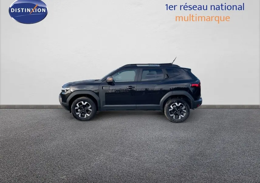 Profil droit du Dacia Duster 2024 noir métal, avec jantes bi-ton et rétroviseurs couleur bronze.