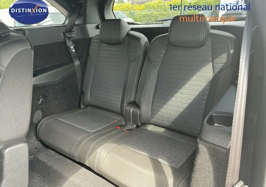 Vue intérieure sur la troisième rangée de sièges en tissu et cuir noir du Peugeot 5008 Hybrid 2025.