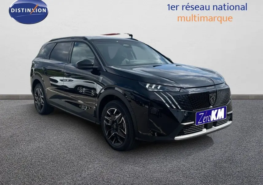 Peugeot 5008 Hybrid noir perle métal en 3/4 avant droit, avec calandre distinctive et jantes noires.
