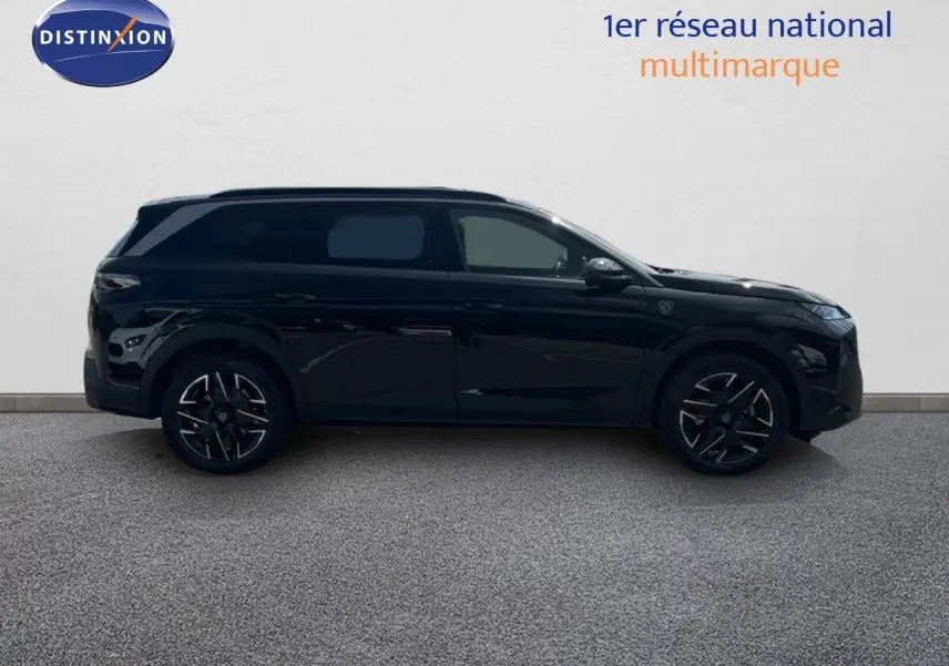 Profil côté gauche du Peugeot 5008 Hybrid 136ch GT noir perle métal, SUV 7 places moderne et élégant.