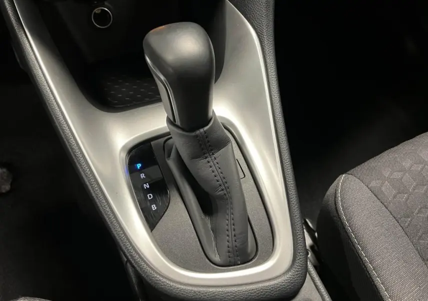 Le levier de vitesses automatique noir de la Mazda2 1.5 Hybrid 2023 vu en gros plan côté siège conducteur.