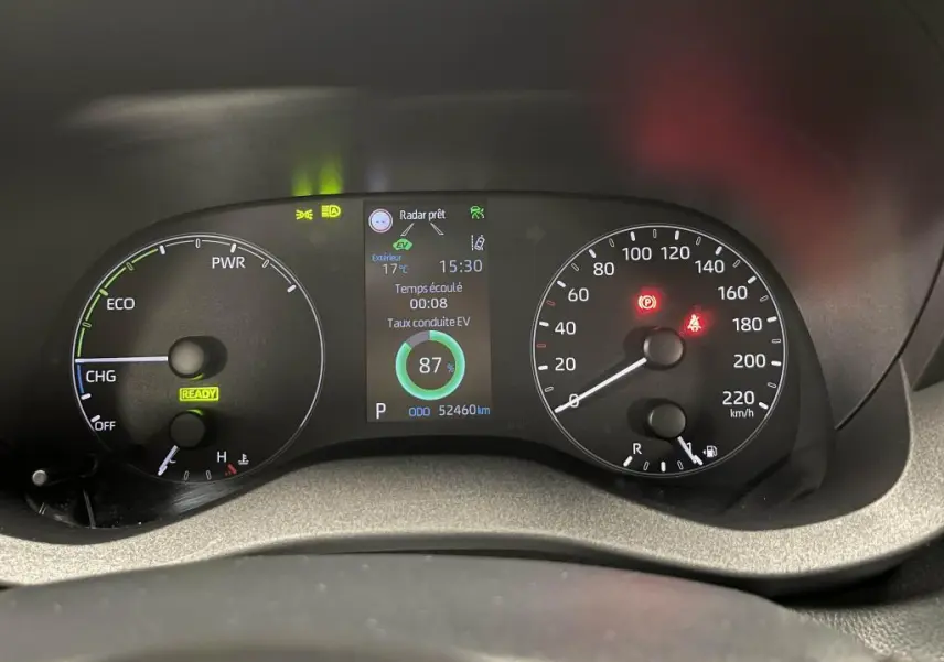 Tableau de bord de Mazda2 hybride 2023 montrant compte-tours, vitesse, et écran central avec indicateur de conduite EV à 87%