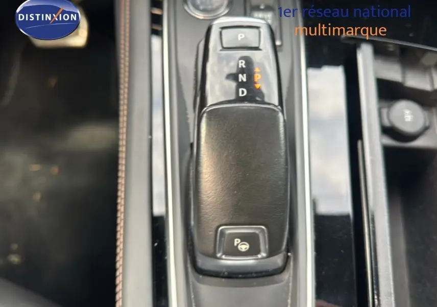 Le levier de vitesses automatique noir de la Peugeot 508 gris platinum, vue rapprochée du console central.