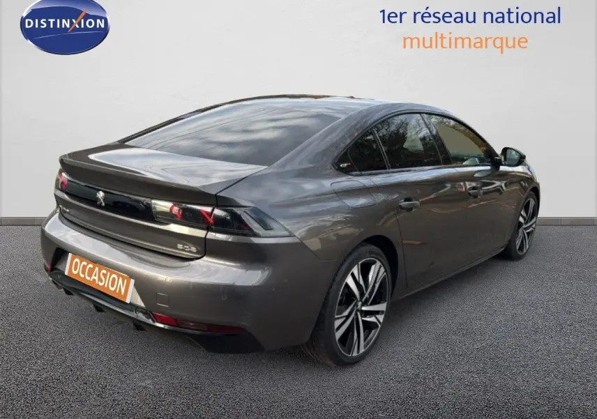 Vue 3/4 arrière droite d'une Peugeot 508 gris platinium avec jantes alliage et feux arrière LED noirs.