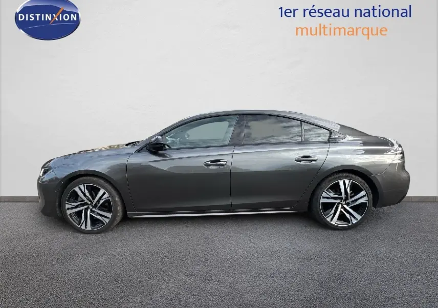 Peugeot 508 gris platinium vue de profil côté gauche, soulignant ses jantes alliage et sa silhouette élégante.