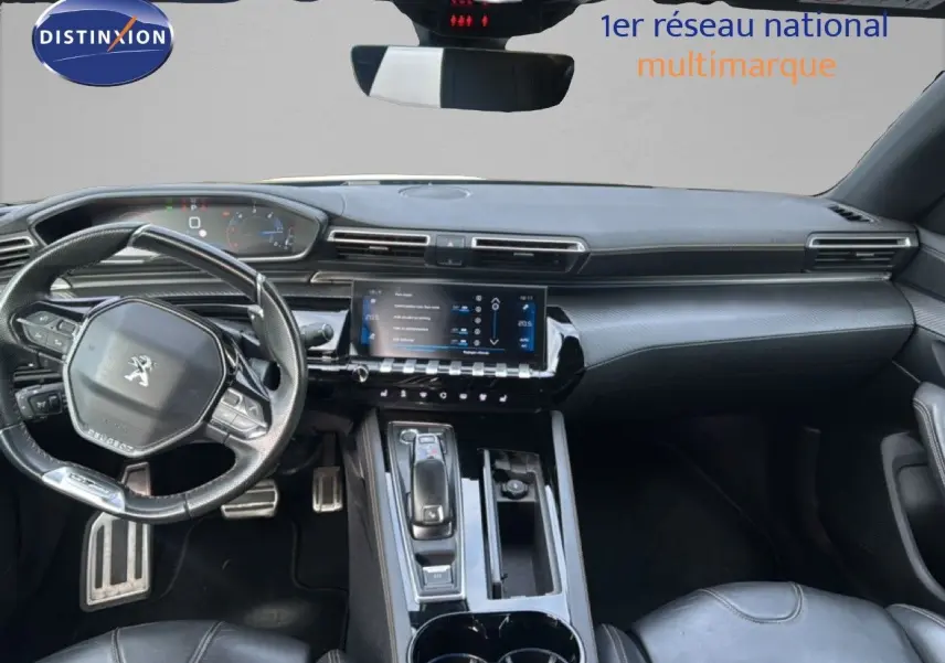 Vue intérieure du poste de conduite de la Peugeot 508 gris platinum, avec volant multifonctions et écran tactile central.