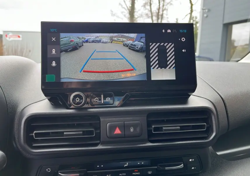 Écran central affichant la caméra de recul du Citroën Berlingo Kaolin White, vue intérieure avant.