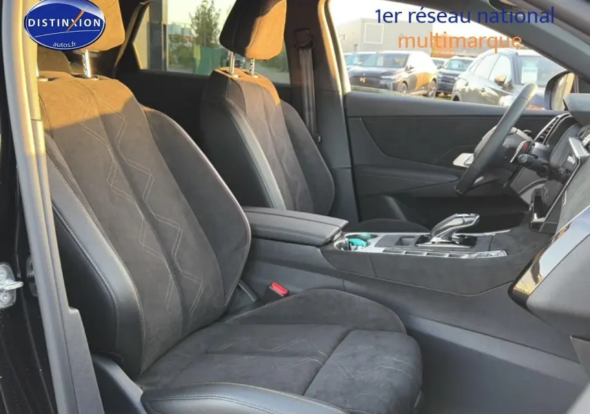 Vue intérieure côté conducteur du DS7 noir 2026, sièges en alcantara avec accoudoir central et console moderne.