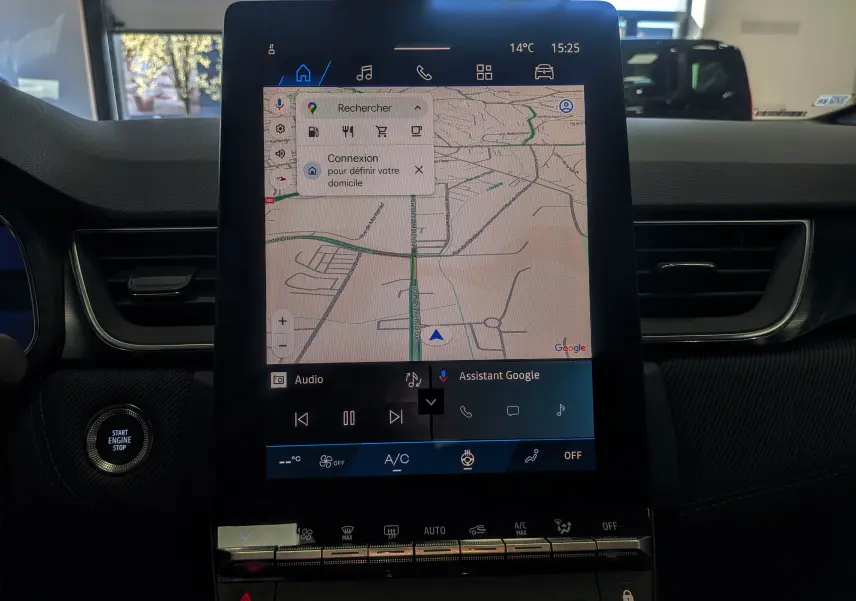 Vue rapprochée de l’écran tactile central du tableau de bord du Renault Symbioz gris Rafale, affichant la navigation GPS.