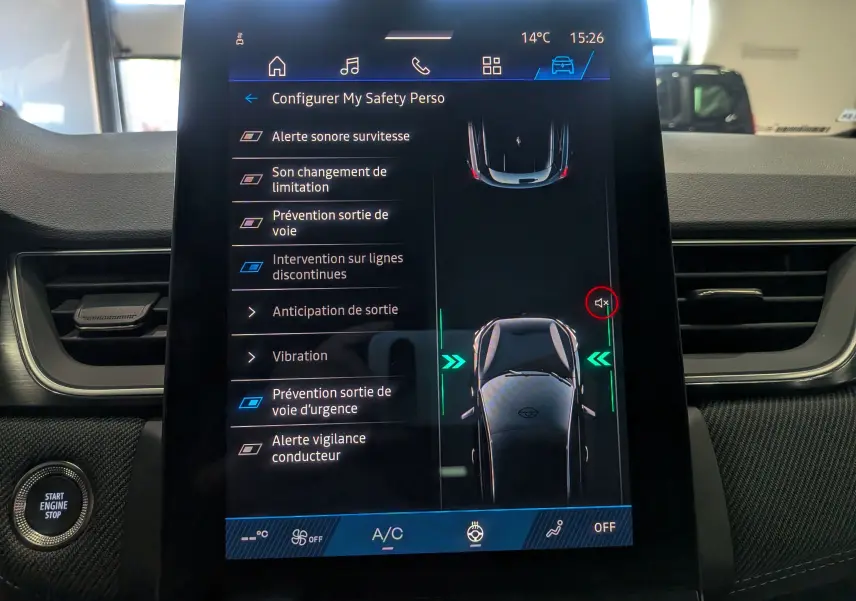 Écran tactile intérieur du Renault Symbioz E-TECH gris, affichant les options de sécurité et assistance à la conduite.