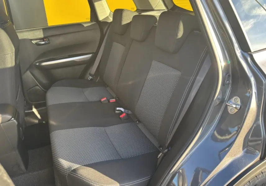Vue côté droit sur la banquette arrière noire et grise du Suzuki Vitara Hybrid 110 Privilege Allgrip titan dark gray.