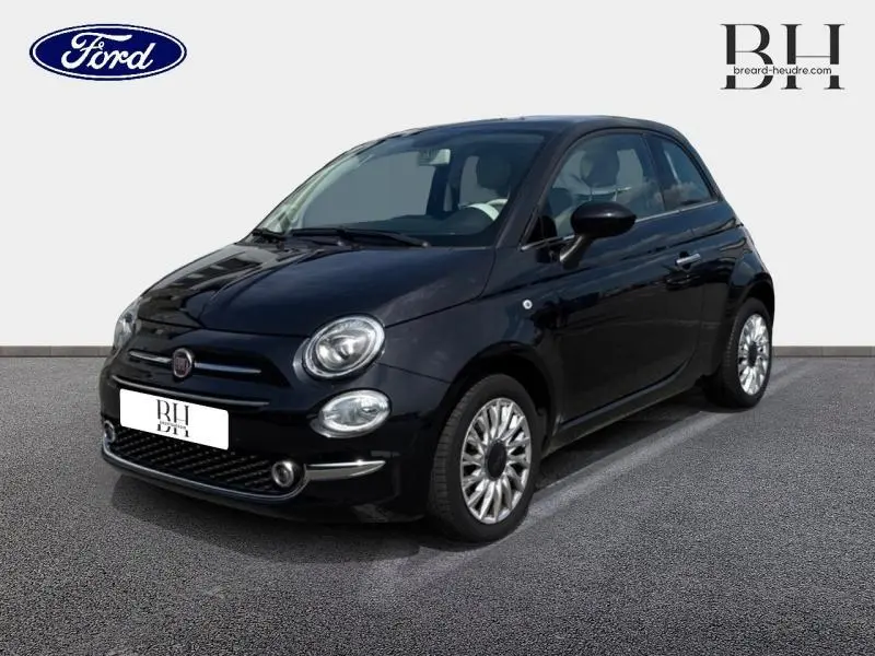 Fiat 500 Lounge noire Crossover Black Métal vue 3/4 avant droit avec jantes alliage et calandre chromée.