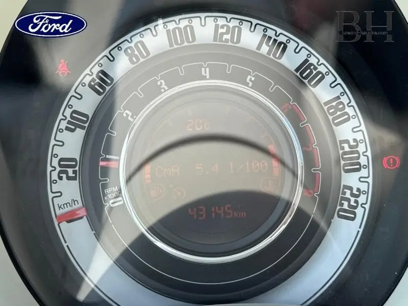 Vue rapprochée du compteur de vitesse circulaire de la Fiat 500 Lounge 2018 en Crossover Black Métal.