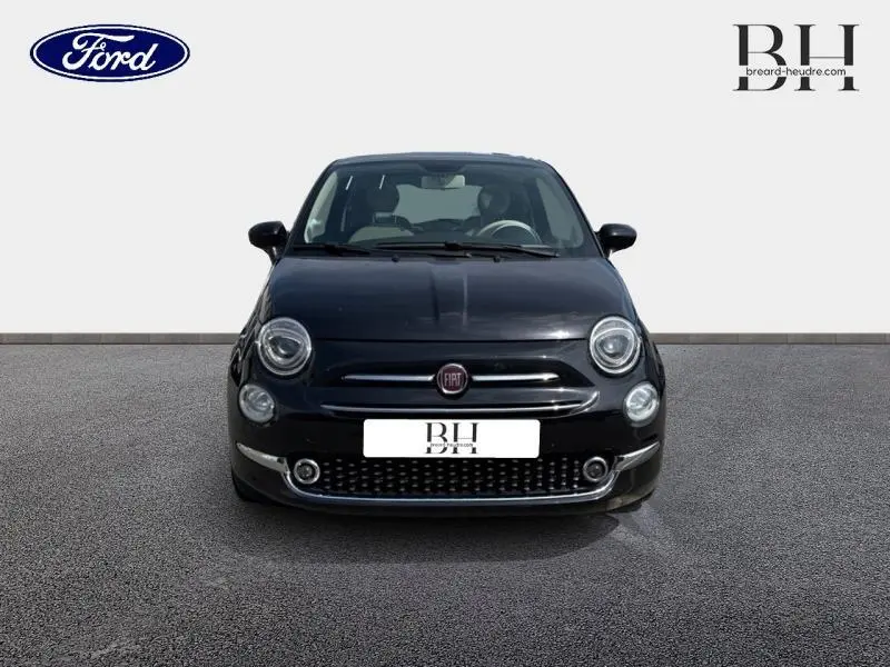 Vue avant d'une FIAT 500 Lounge noire Crossover Black Métal avec calandre chromée et phares ronds LED.
