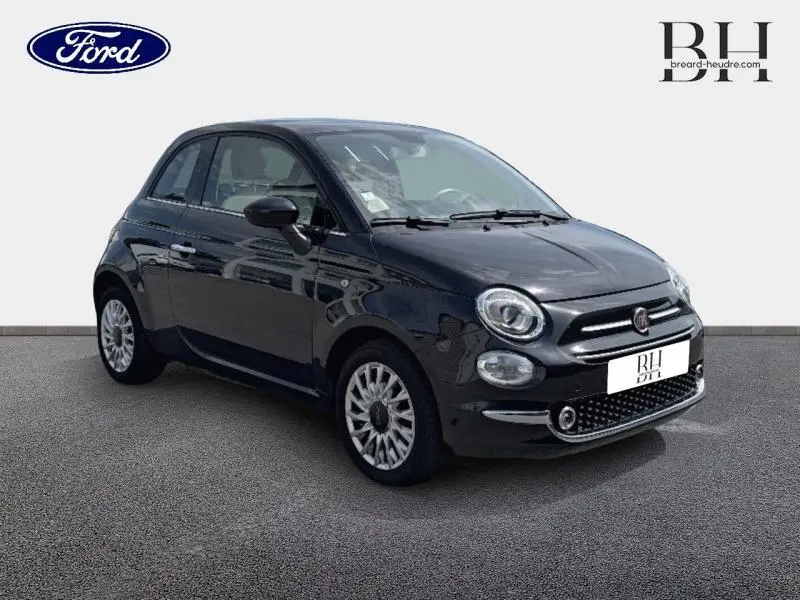 Vue 3/4 avant droite d'une Fiat 500 noire Crossover Black Métal avec jantes alu et calandre chromée.