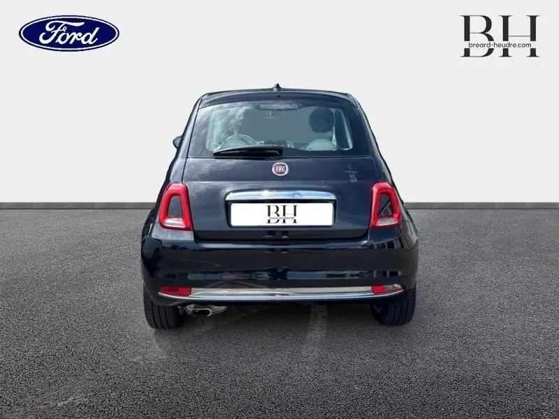 Vue arrière d'une Fiat 500 Lounge noire Crossover Black Métal avec détails chromés et feux arrière rouges.