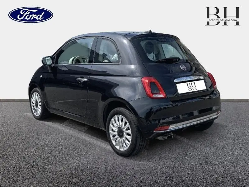 Fiat 500 Lounge noire Crossover Black Métal vue 3/4 arrière droit, jantes alu et feux arrière rouges visibles.