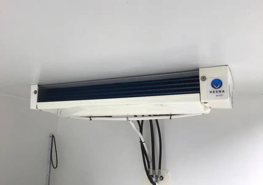 Gros plan sur le groupe frigorifique Vesna blanc fixé au plafond de la caisse frigorifique blanche du Renault Trafic Plancher Cabine.