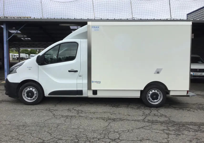 Renault Trafic Planche cabine blanc vue de profil côté gauche avec caisse frigorifique Iceberg et roues acier.