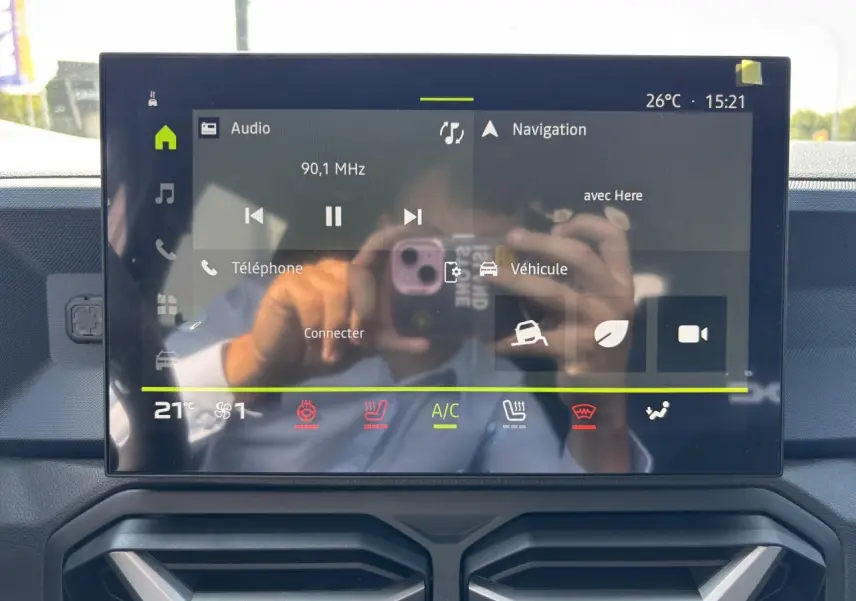 Écran tactile central du Dacia Duster 2025 affichant les commandes audio, navigation et climatisation.