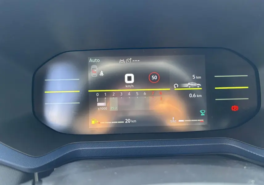 Tableau de bord digital du Dacia Duster 2025 affichant vitesse, limite à 50 km/h et autonomie essence à 20 km.